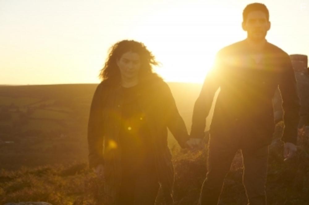 Julia Ormond and Ben Barnes in Gold Digger (2019)