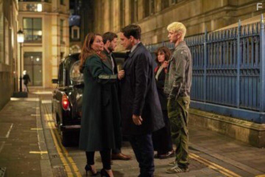 Julia Ormond, Sebastian Armesto, Jemima Rooper, Ben Barnes, and Archie Renaux in Gold Digger (2019)