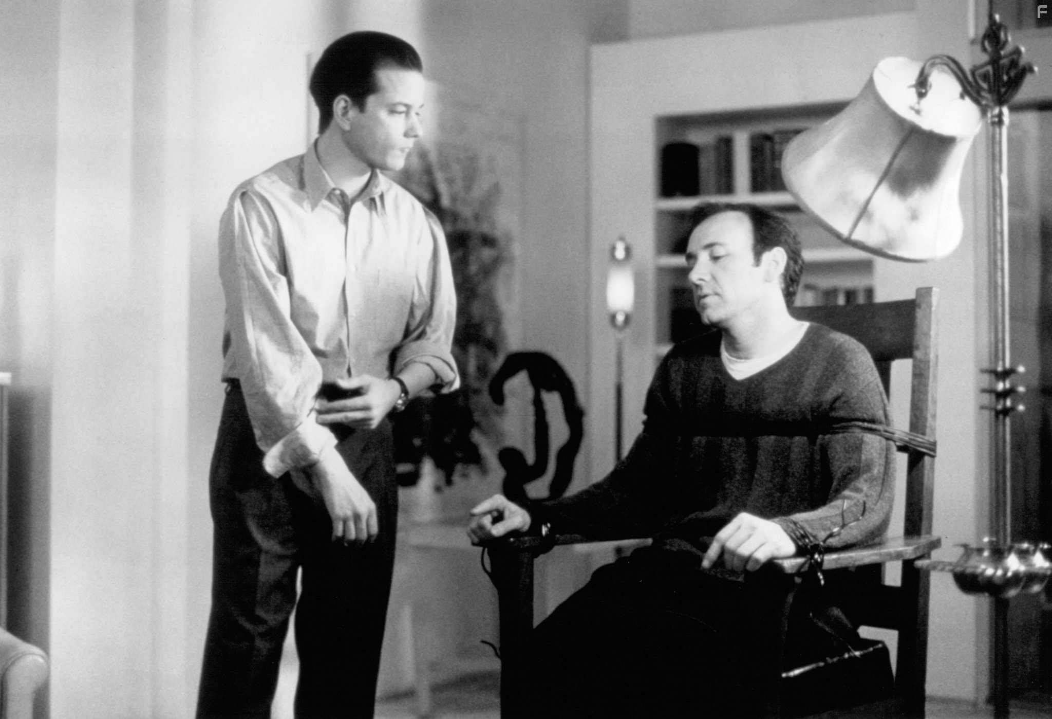 Kevin Spacey and Frank Whaley in Среди акул (1994)