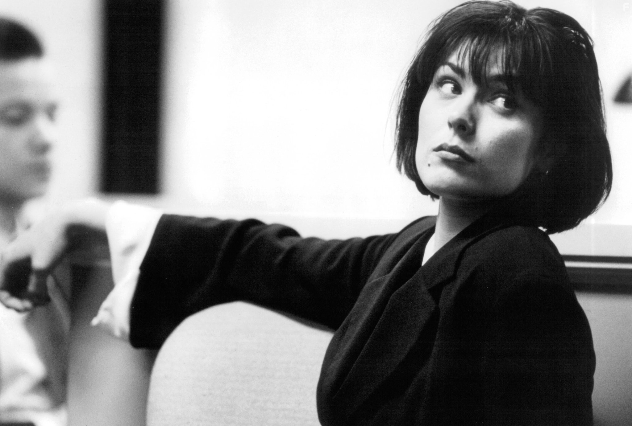 Michelle Forbes and Frank Whaley in Среди акул (1994)