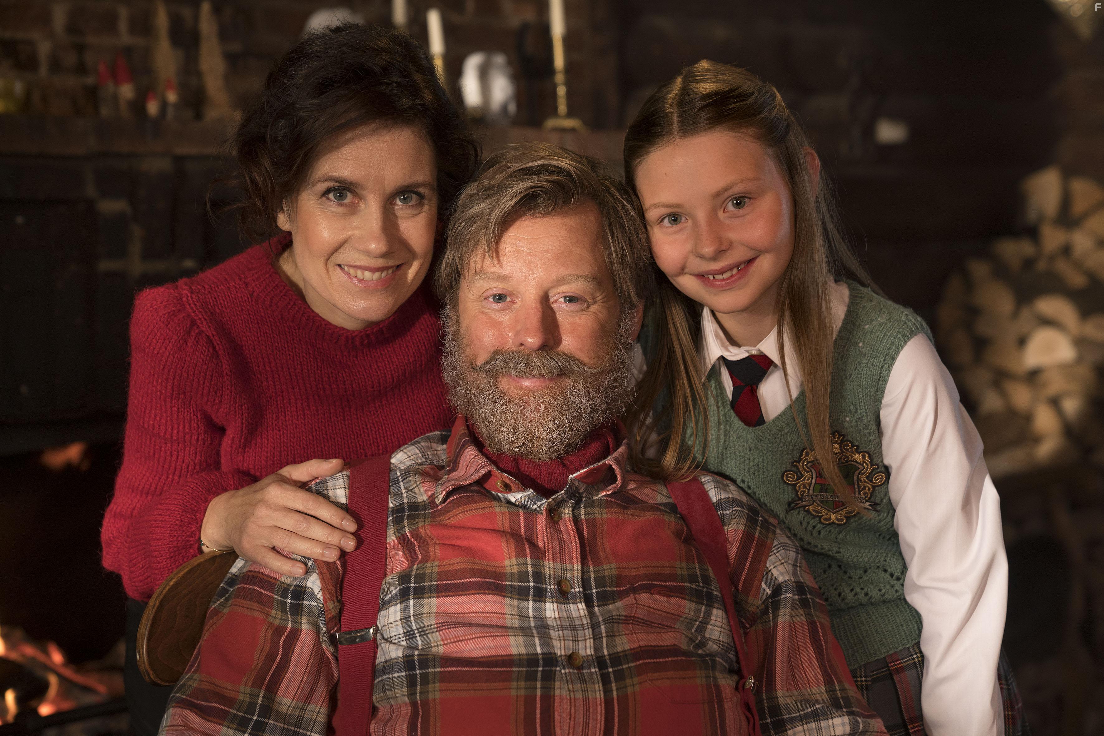 Martin Buch, Mia Lyhne, and Ella Testa Kusk in Julemandens datter (2018)