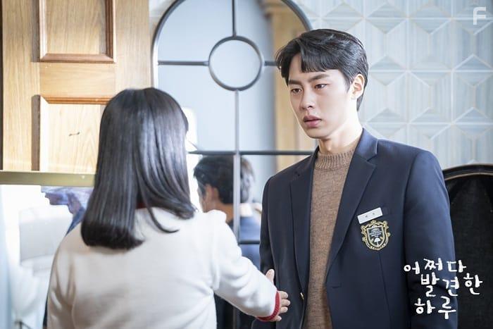 Kim Hye-Yoon and Jae-Wook Lee in Eojjeoda Balgyeonhan Haru (2019)