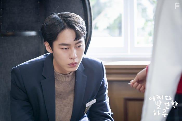 Jae-Wook Lee in Eojjeoda Balgyeonhan Haru (2019)