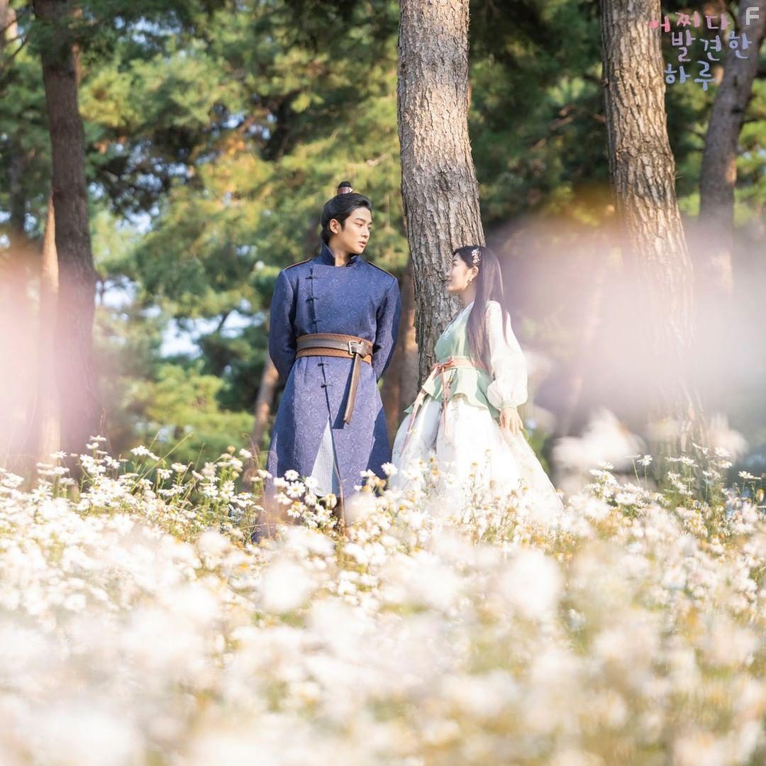 Kim Hye-Yoon and Ro-Woon Kim in Eojjeoda Balgyeonhan Haru (2019)