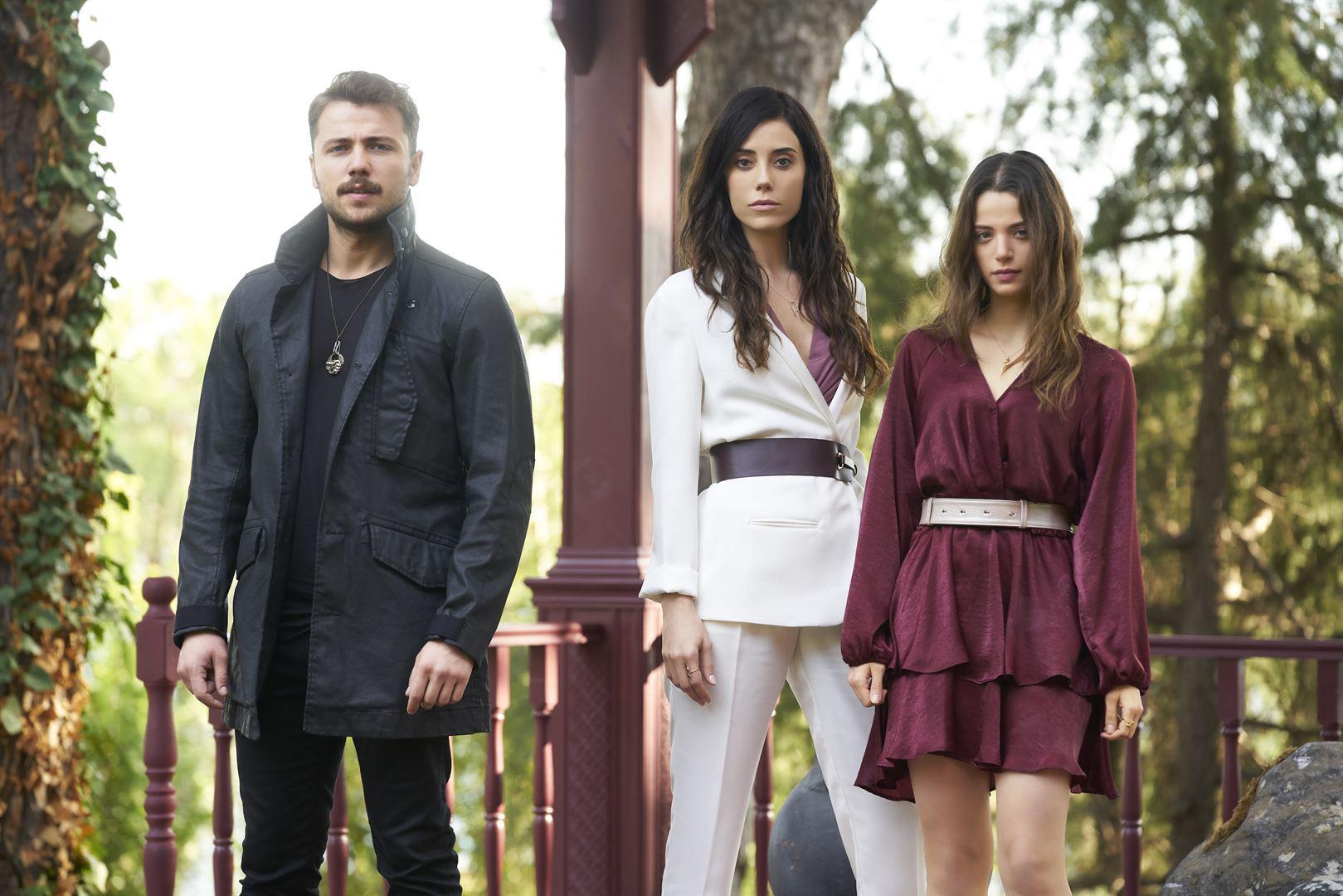 Cansu Dere, Tolga Saritas, and Leyla Tanlar in Ferhat ile Sirin (2019)