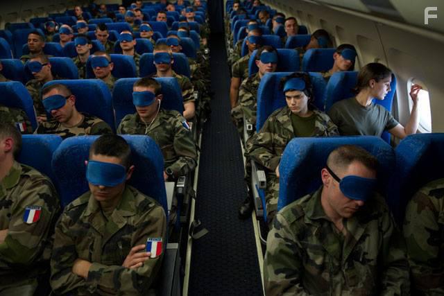 Soko and Ariane Labed in Voir du pays (2016)