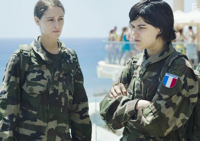 Soko and Ariane Labed in Voir du pays (2016)