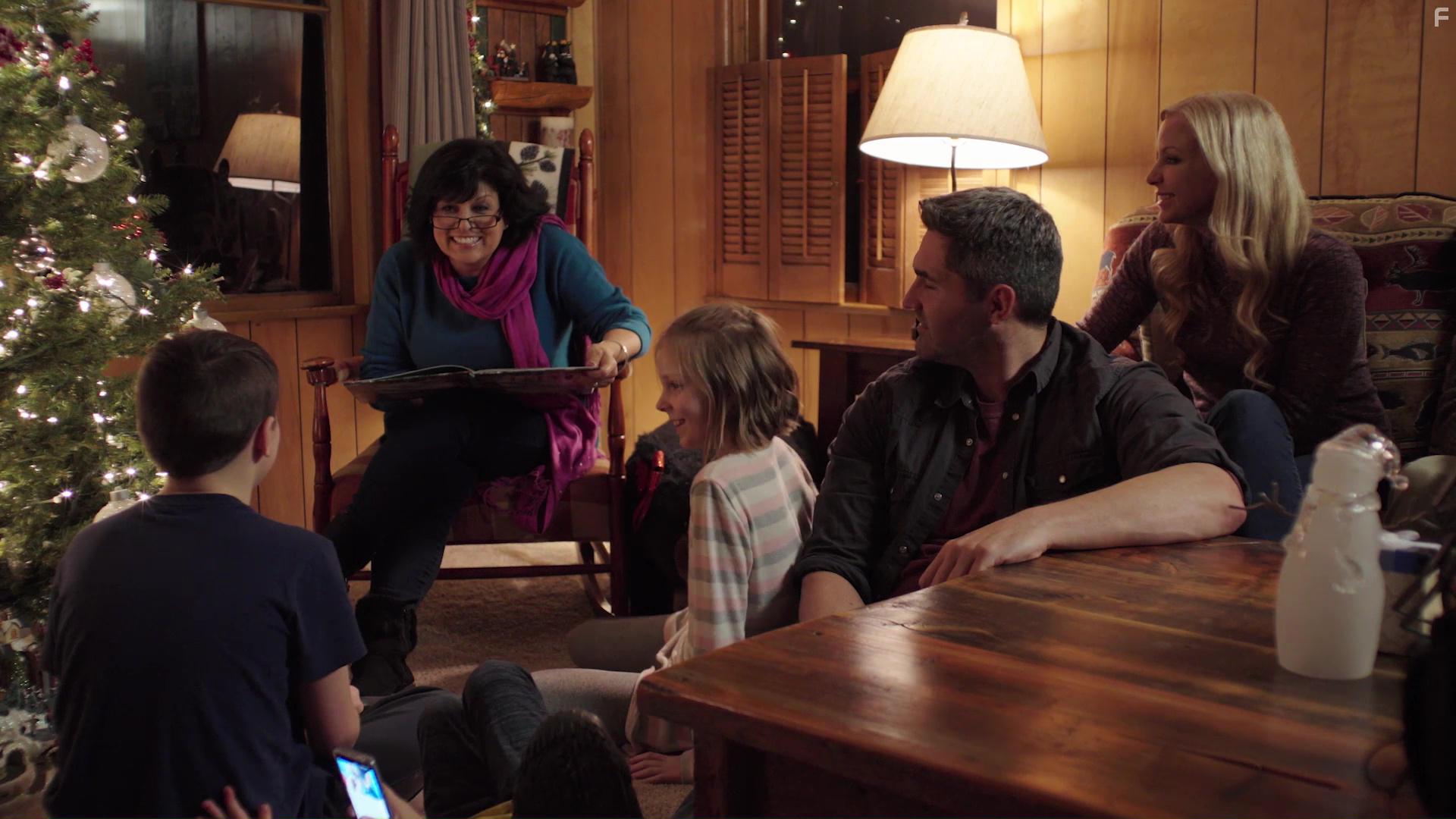 Matt Merchant, Tess Dunkley, Saul Dunkley, Olivia Dunkley, and Nancy Gassner-Clayton in A Holiday Boyfriend (2019)