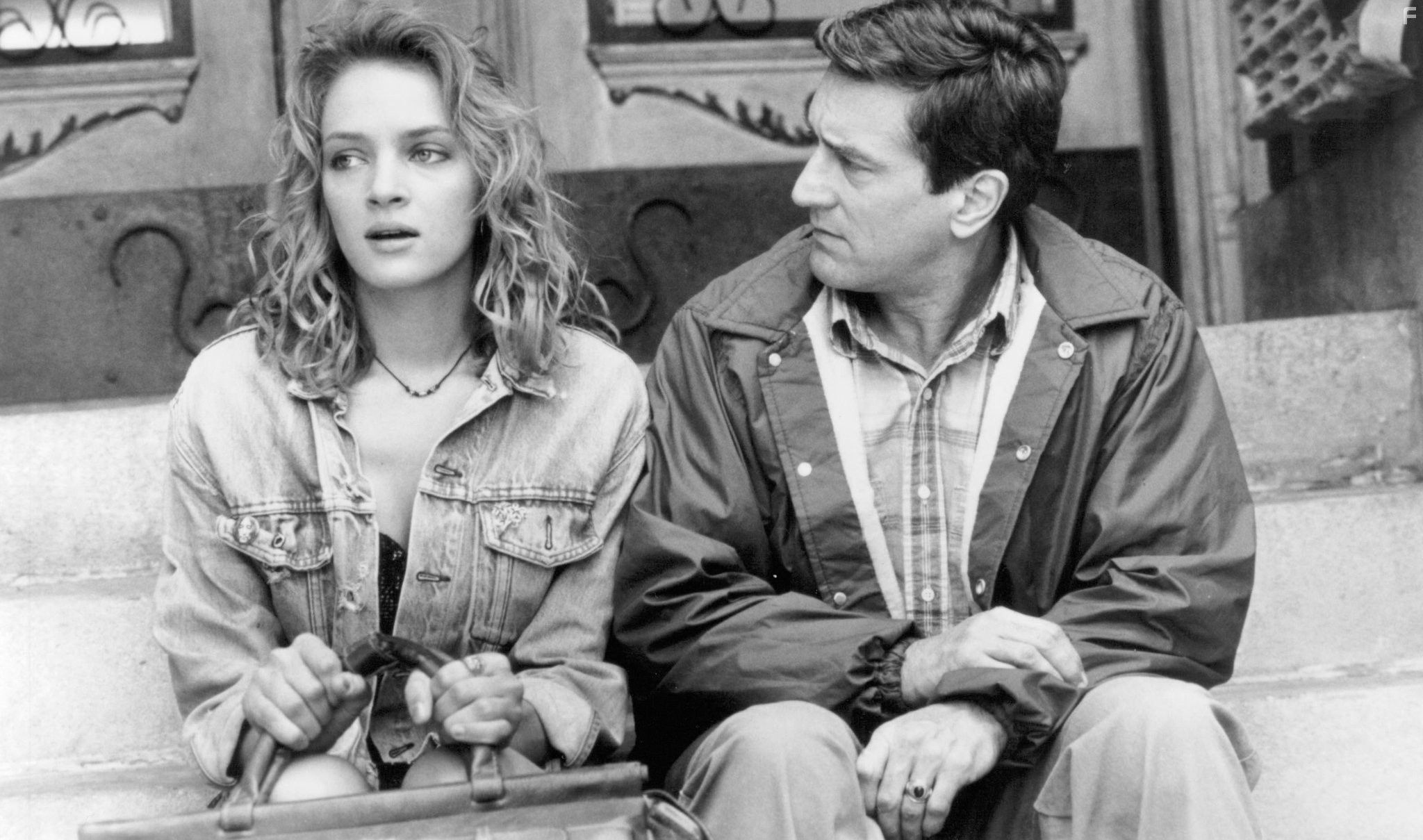 Robert De Niro and Uma Thurman in Бешеный пёс и Глори (1993)