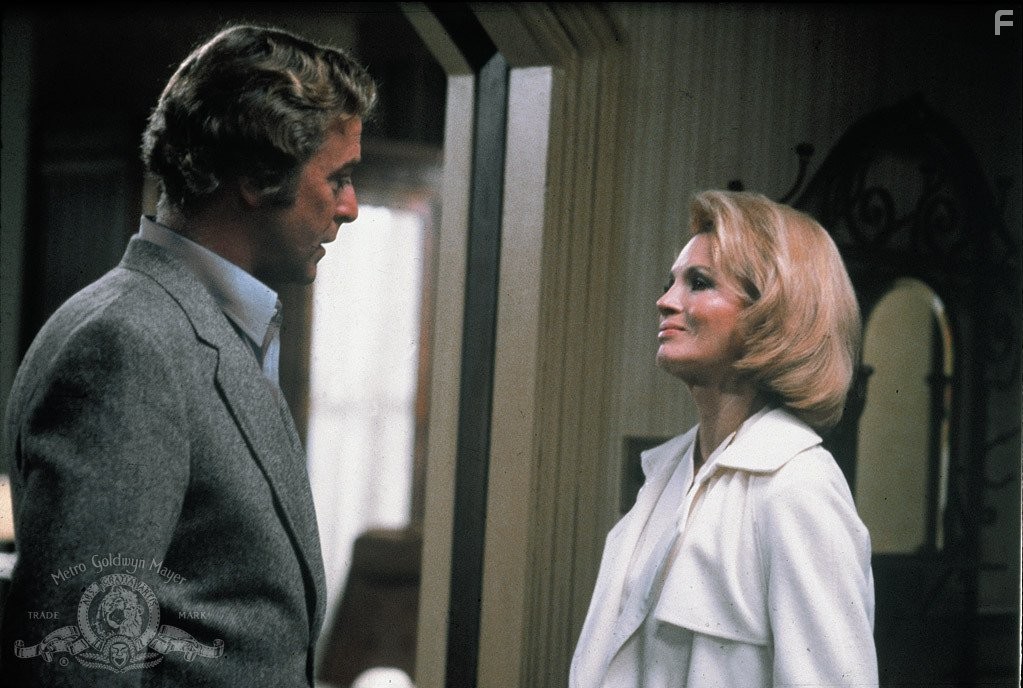 Michael Caine and Angie Dickinson in Бритва (1980)