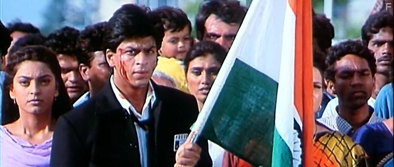 Juhi Chawla and Shah Rukh Khan in Трепетные сердца (2000)