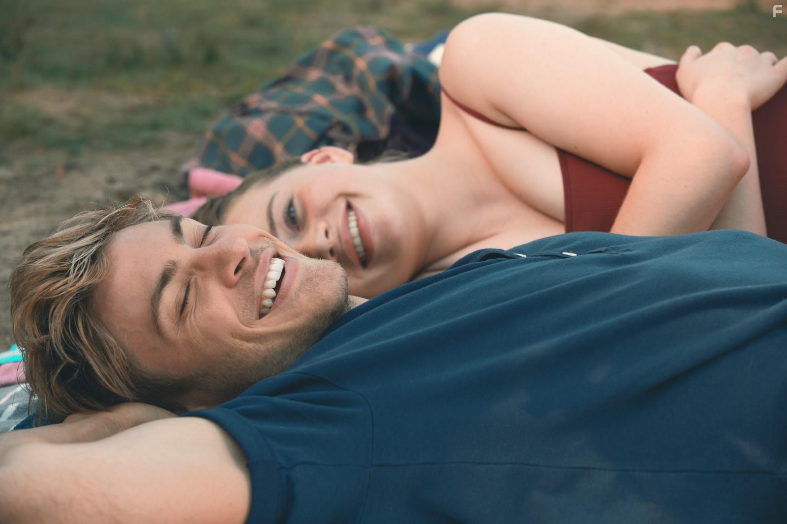 Jannik Schmann and Luna Wedler in Dem Horizont so nah (2019)