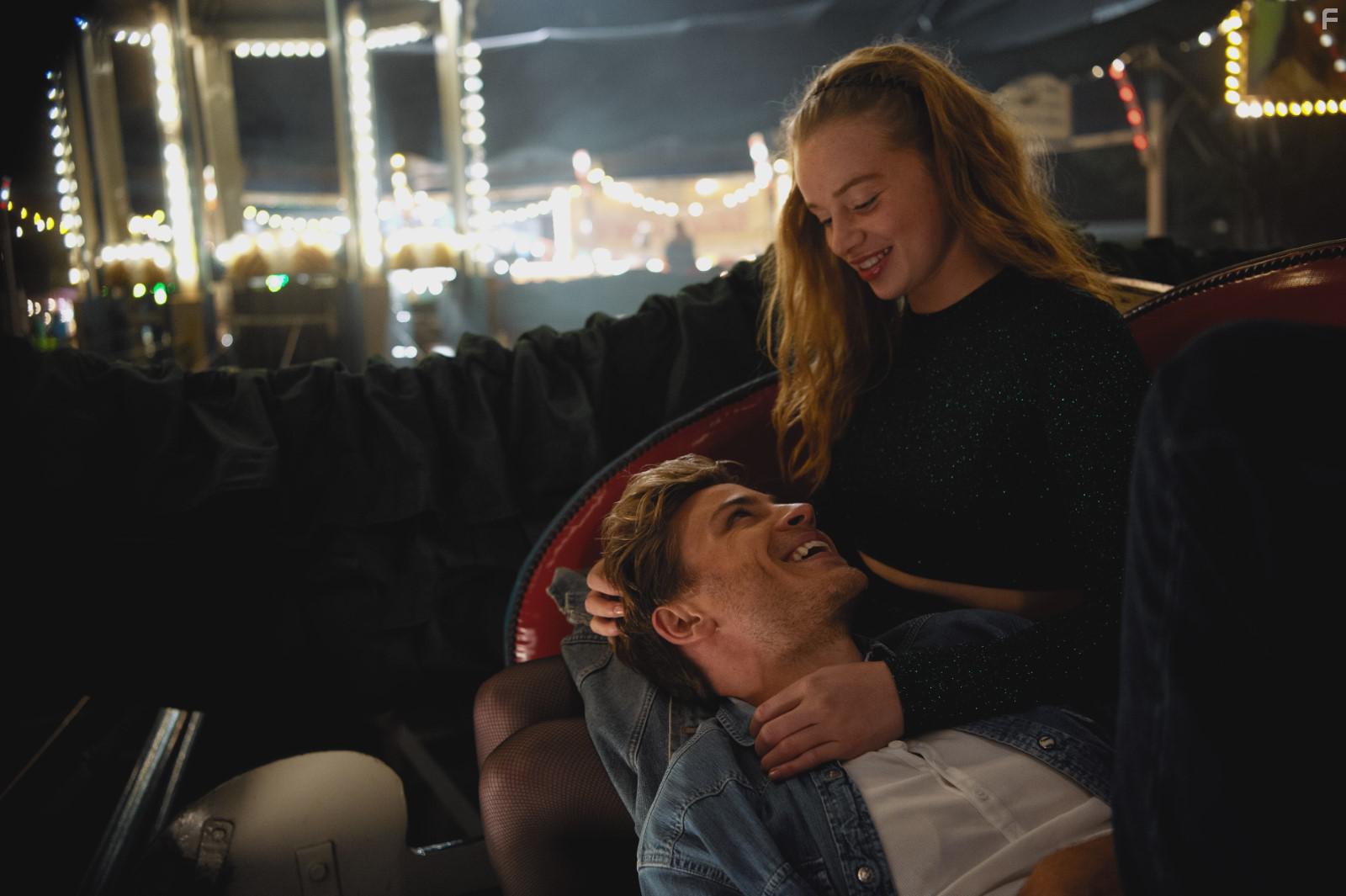 Jannik Schmann and Luna Wedler in Dem Horizont so nah (2019)