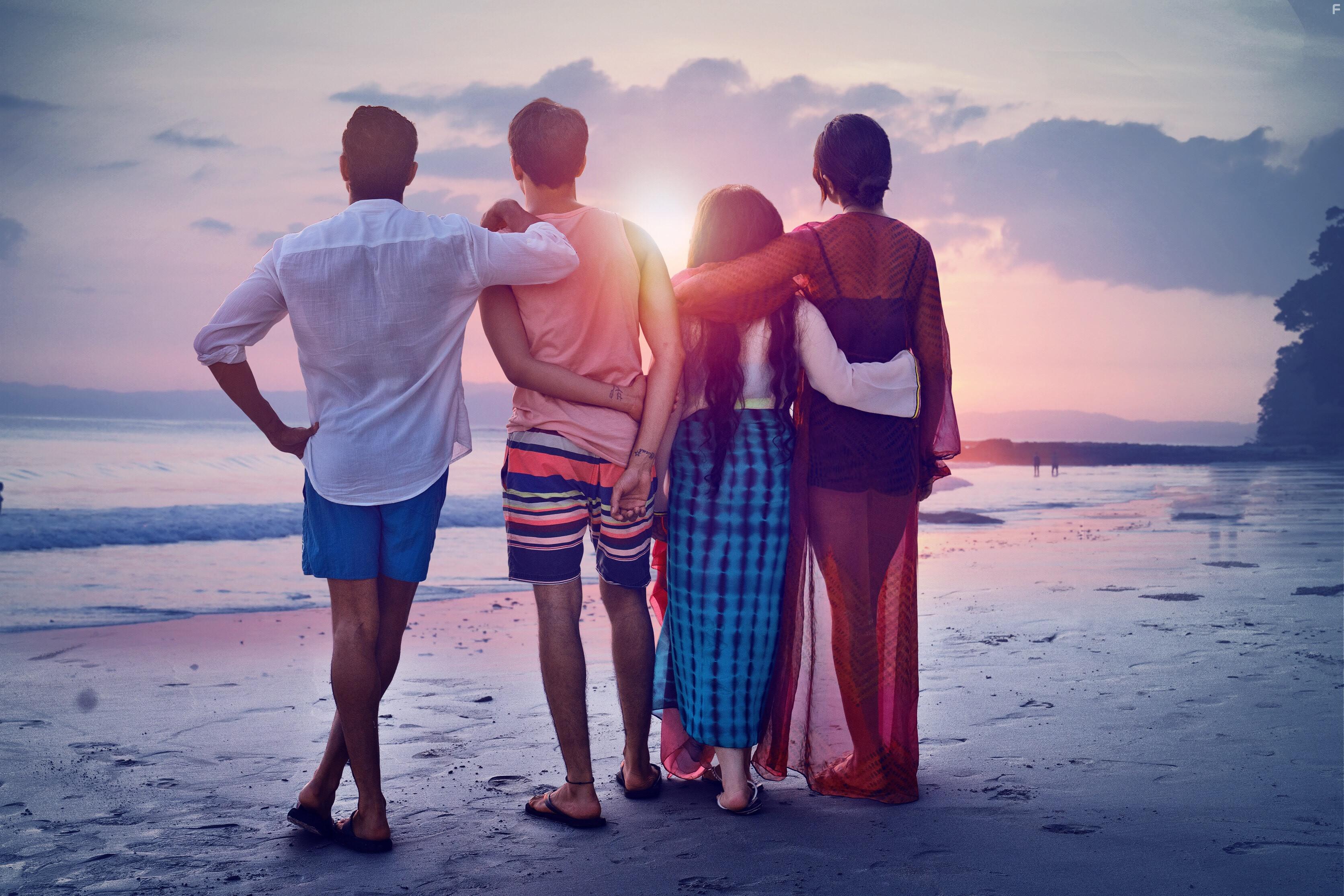 Farhan Akhtar, Priyanka Chopra, Zaira Wasim, and Rohit Saraf in The Sky Is Pink (2019)