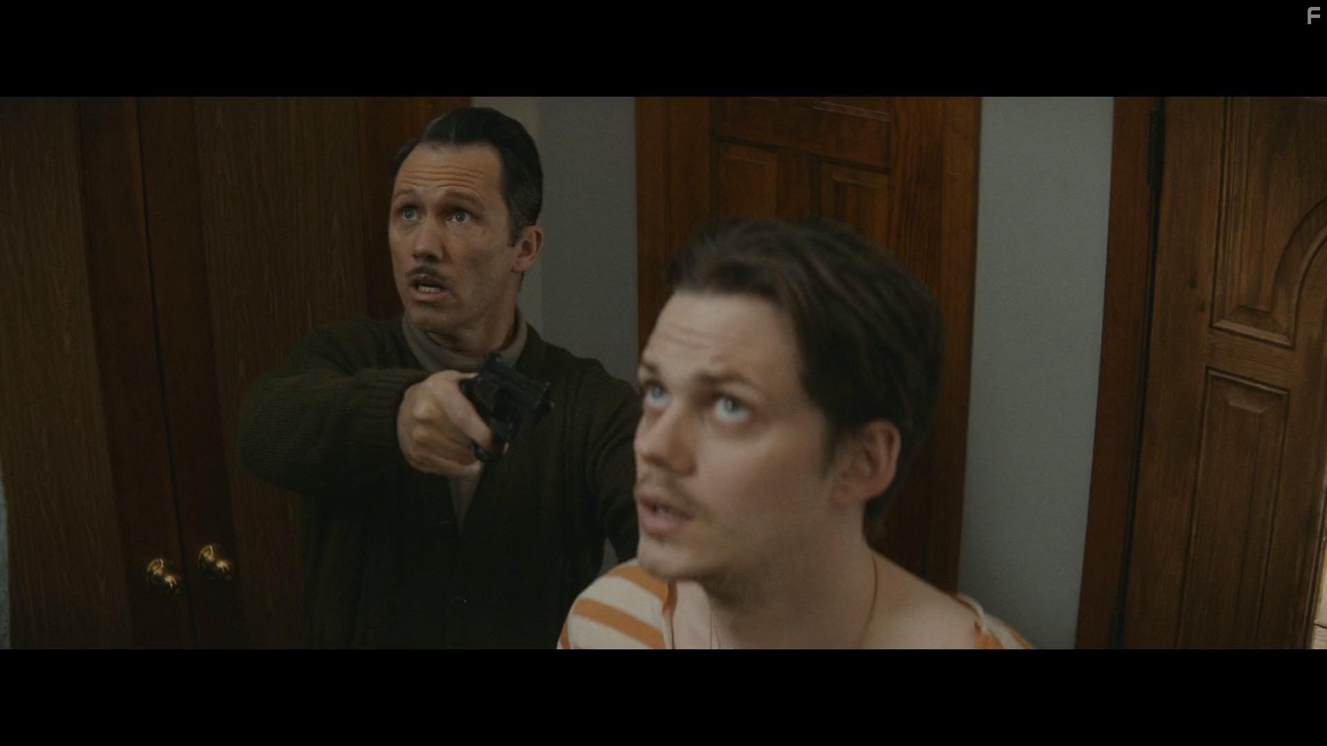 Jeffrey Donovan and Bill Skarsgrd in Villains (2019)