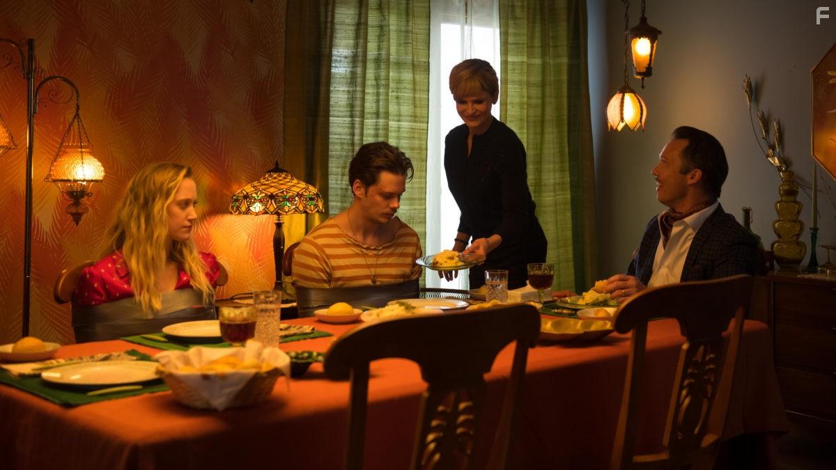 Kyra Sedgwick, Jeffrey Donovan, Bill Skarsgrd, and Maika Monroe in Villains (2019)