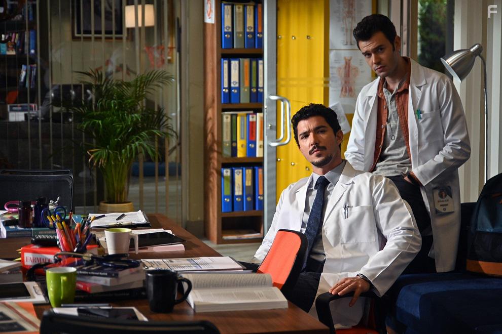 Kaan Yildirim and Ayta Sasmas in Hekimoglu (2019)