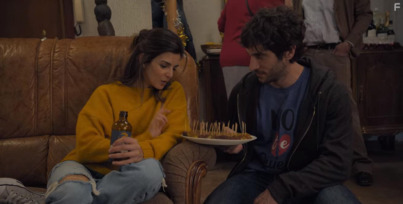 Clara Lago and Quim Gutirrez in El vecino: Episode #1.9 (2019)
