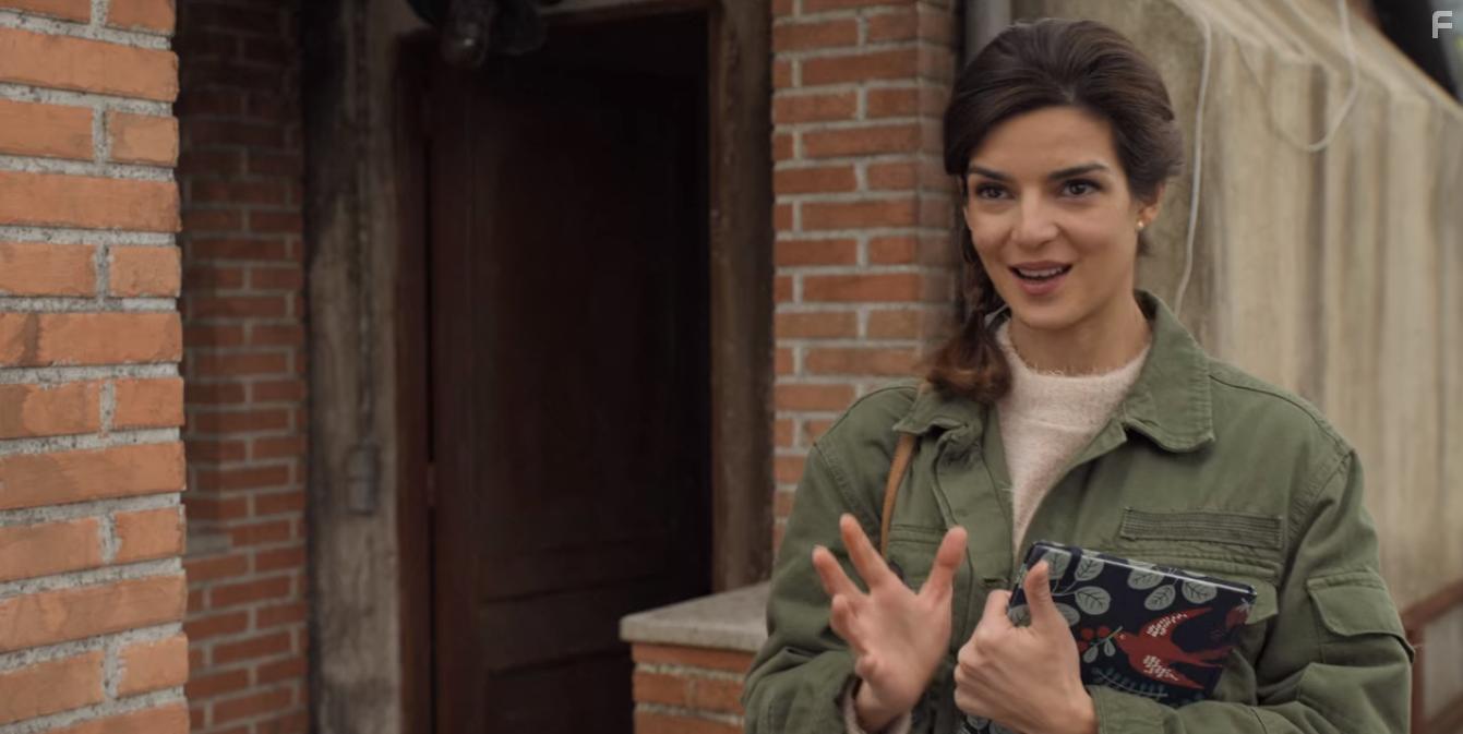 Clara Lago in El vecino: Episode #1.7 (2019)