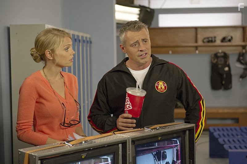 Matt LeBlanc and Mircea Monroe in Эпизоды (2011)