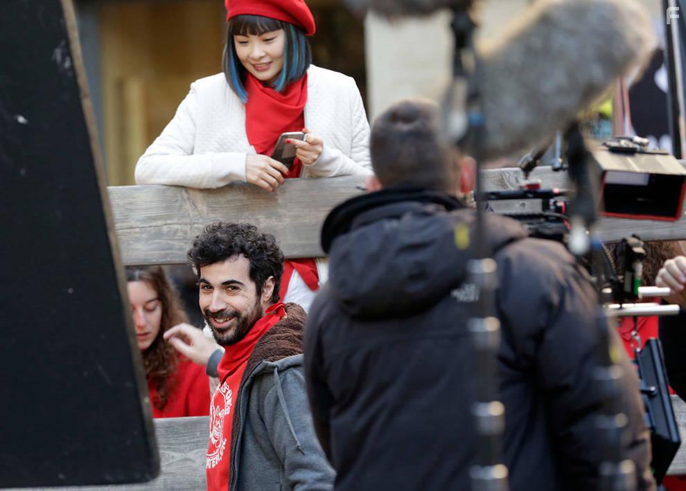 Paco Caballero and Chacha Huang in Perdiendo el este (2019)
