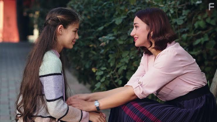 Isabella Damla Guvenilir in Bahari Beklerken (2019)