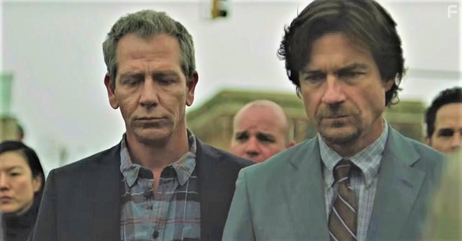 Jason Bateman and Ben Mendelsohn in The Outsider (2020)