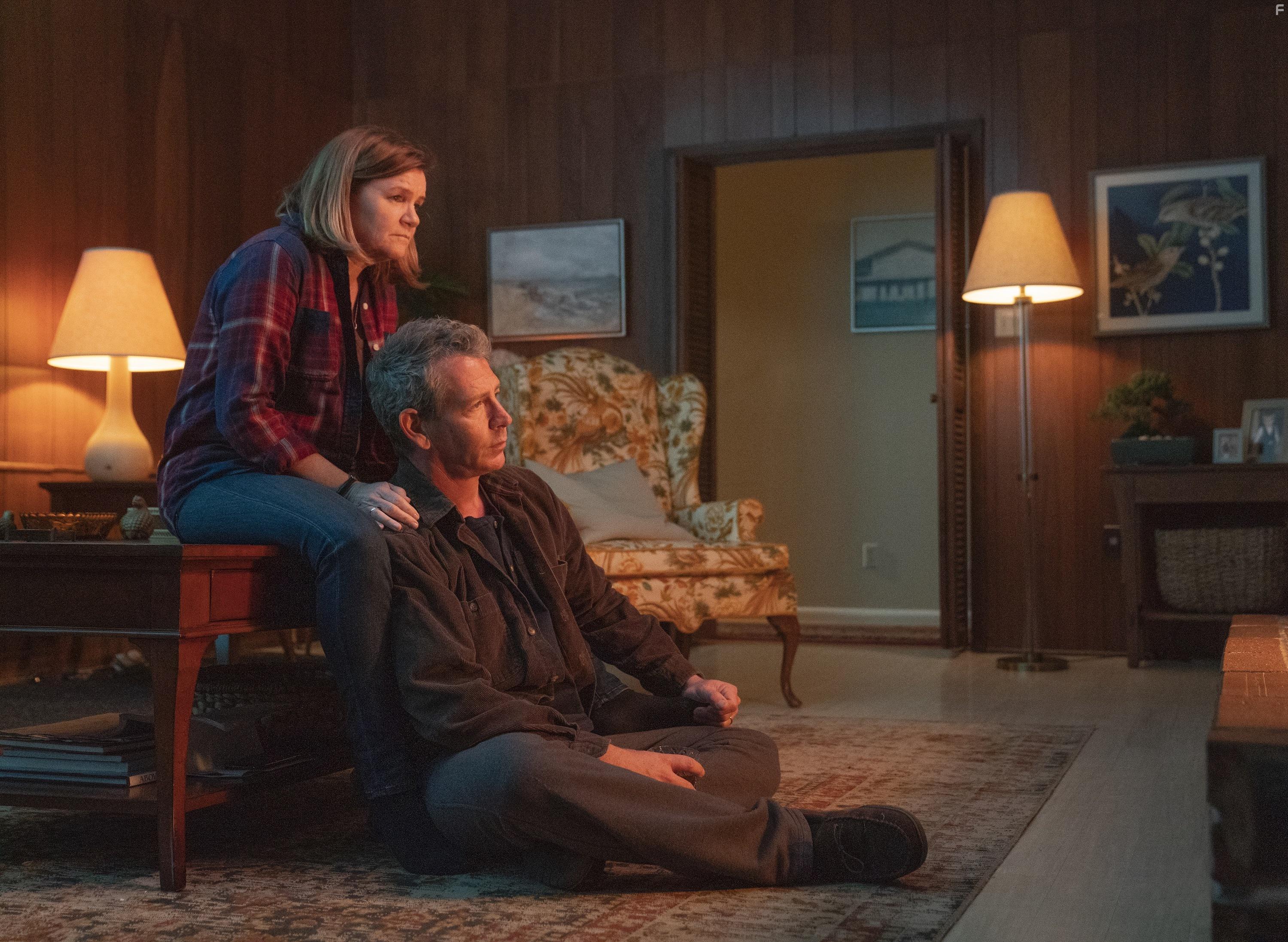 Mare Winningham and Ben Mendelsohn in The Outsider (2020)
