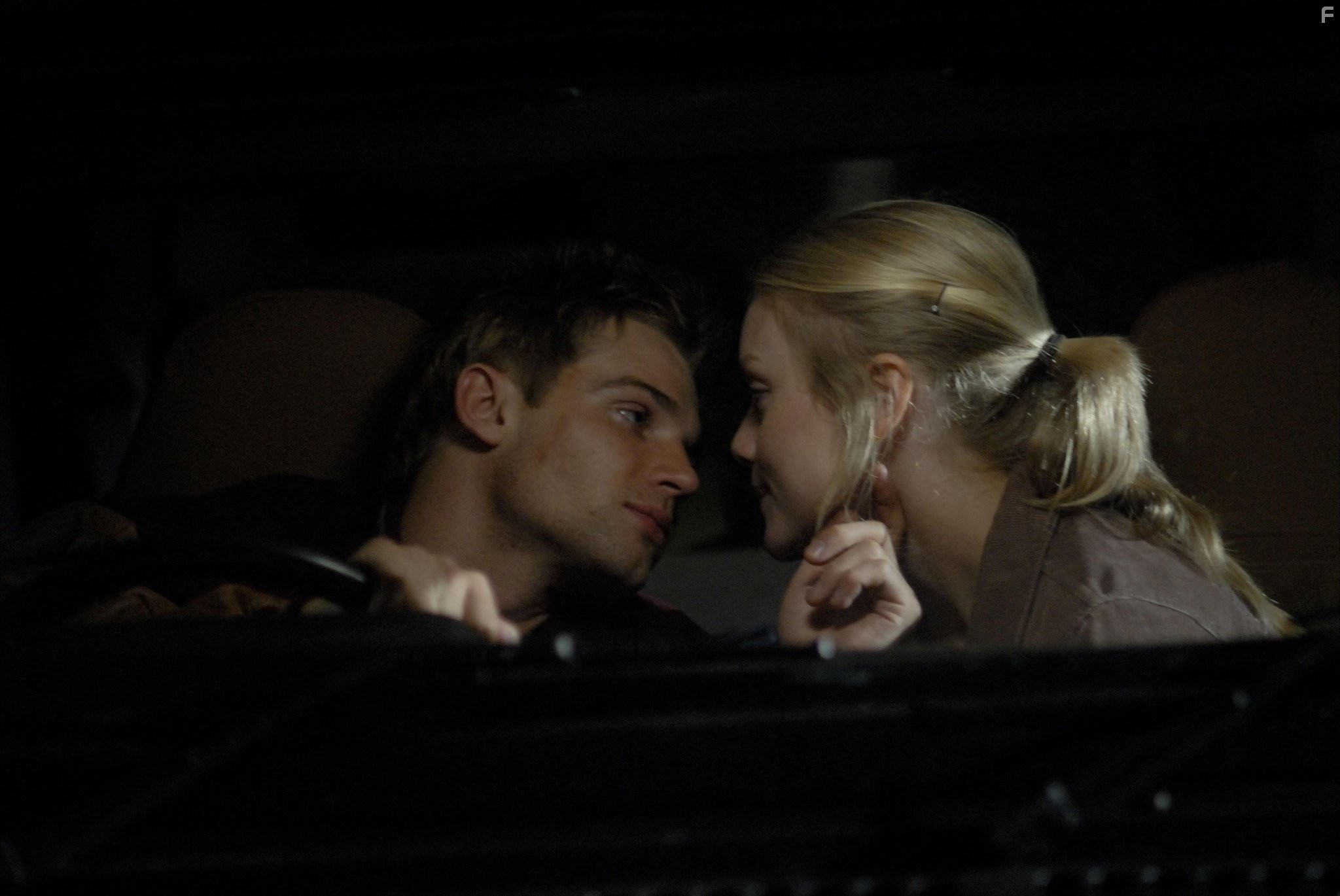 Mike Vogel and Christina Cole in Смерть Яна (2007)