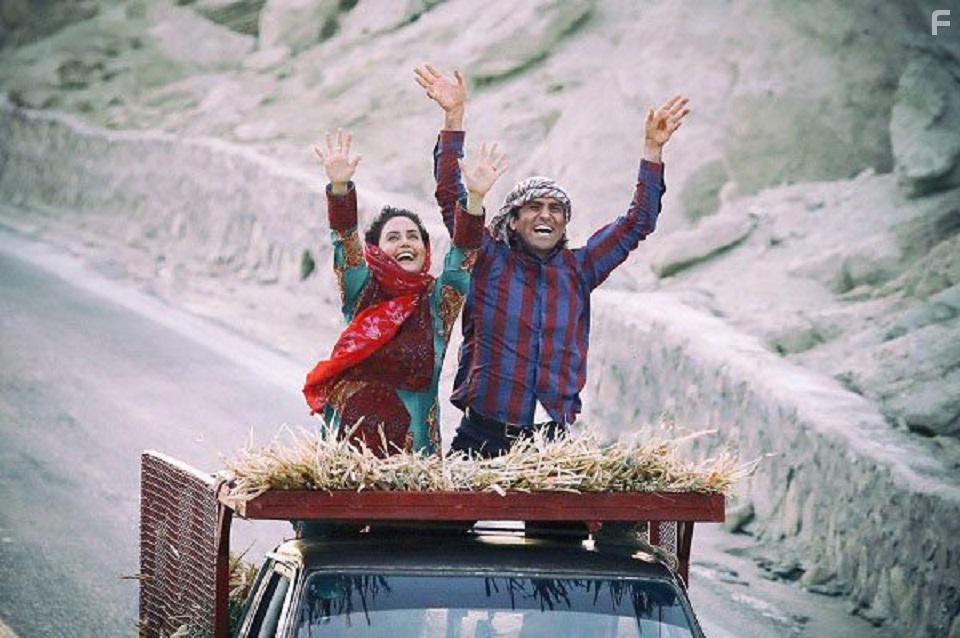 Elnaz Shakerdust and Hootan Shakiba in Shabi Ke Mah Kamel Shod (2019)