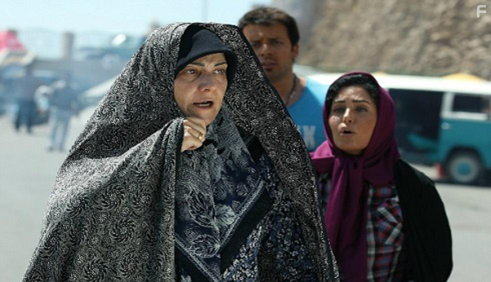 Elnaz Shakerdust, Shabnam Moghadami, and Pedram Sharifi in Shabi Ke Mah Kamel Shod (2019)