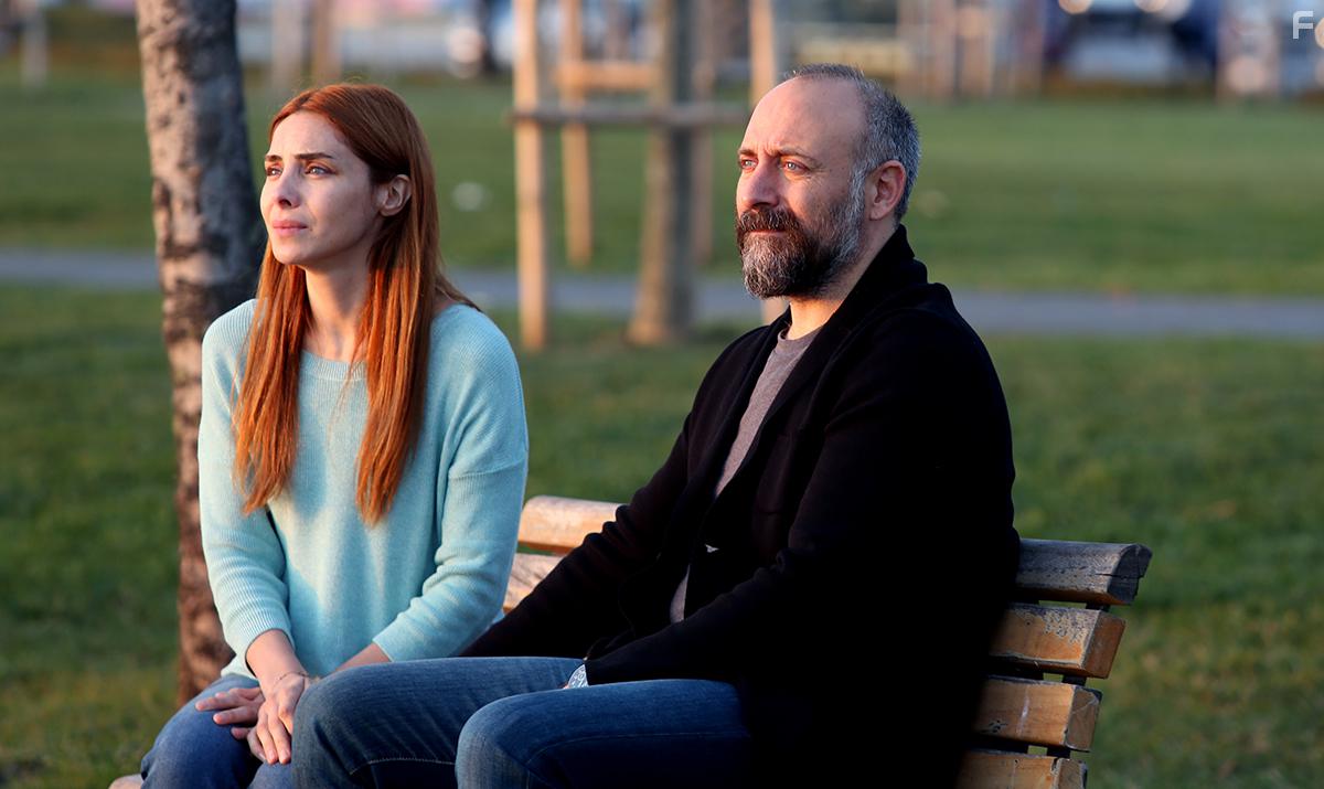 Halit Ergen and Nur Fettahoglu in Babil (2020)