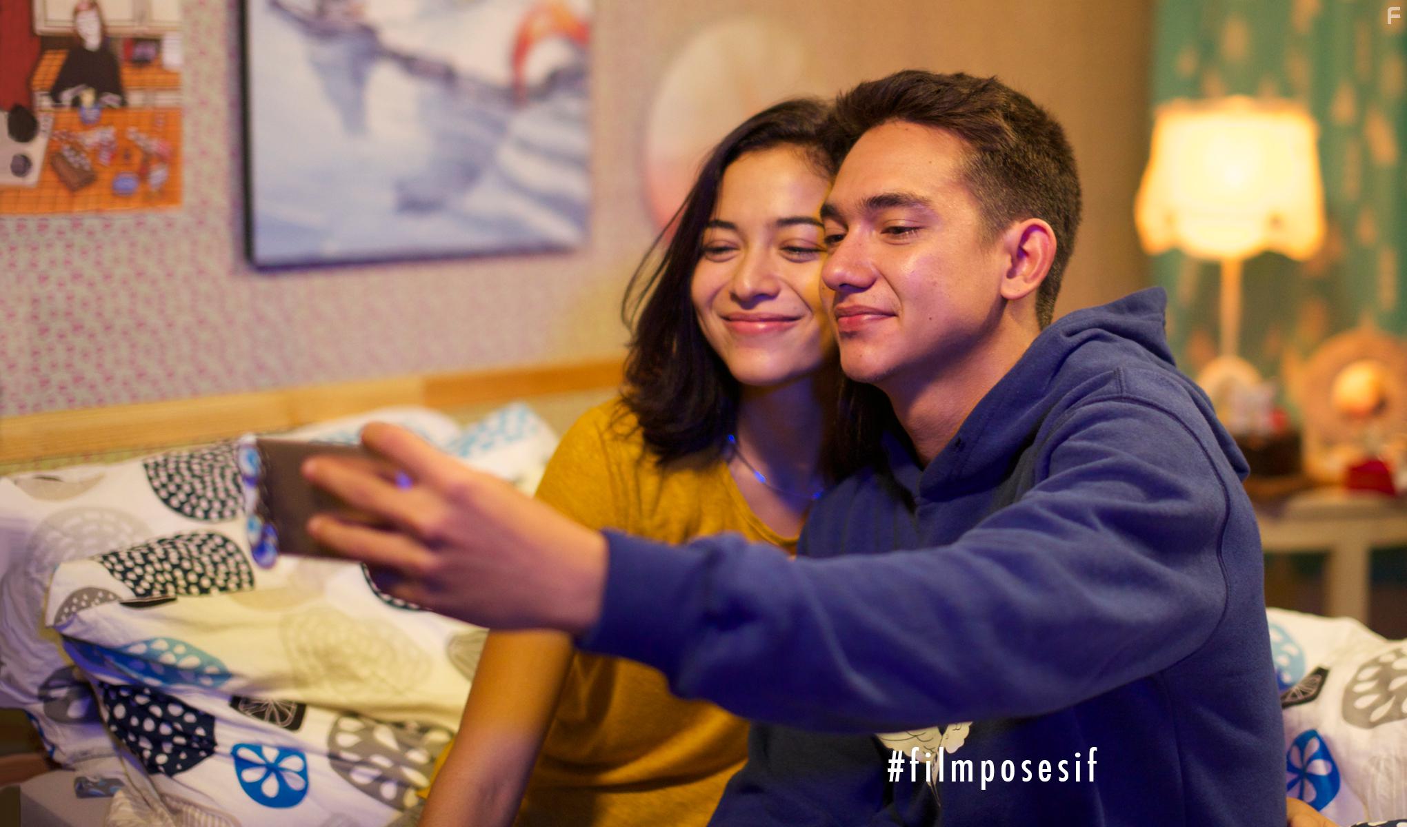 Adipati Dolken and Putri Marino in Posesif (2017)