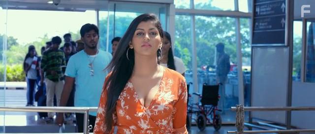 Yaashika Aanand in Iruttu Araiyil Murattu Kuthu (2018)