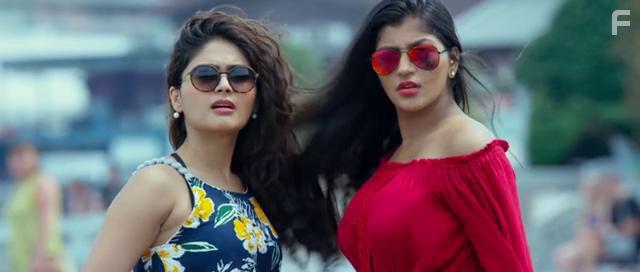 Yaashika Aanand in Iruttu Araiyil Murattu Kuthu (2018)