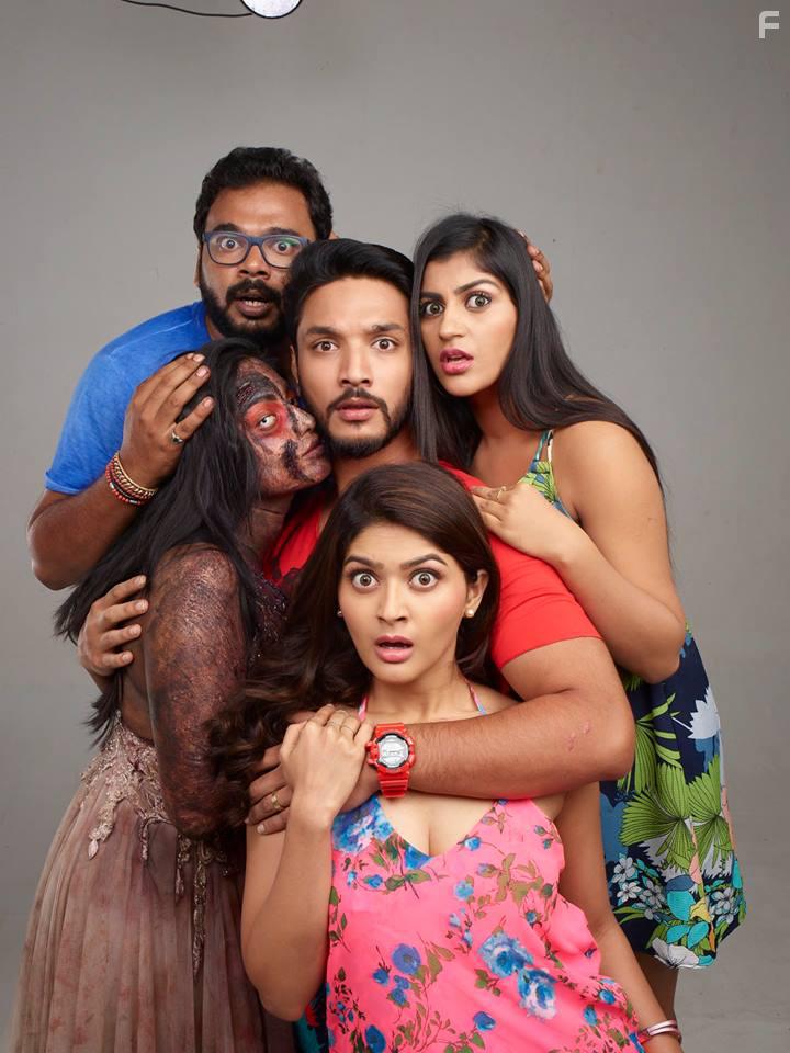 Gautham Karthik, Chandrika Ravi, Vaibhavi Shandilya, and Yaashika Aanand in Iruttu Araiyil Murattu Kuthu (2018)