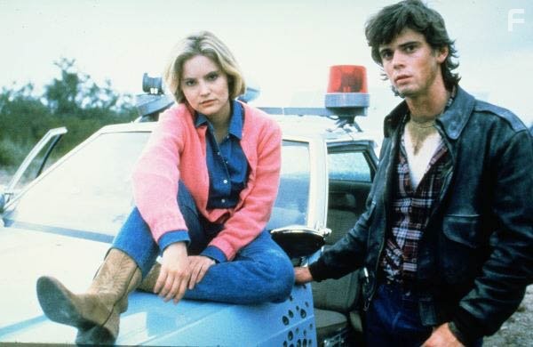Jennifer Jason Leigh and C. Thomas Howell in Попутчик (1986)