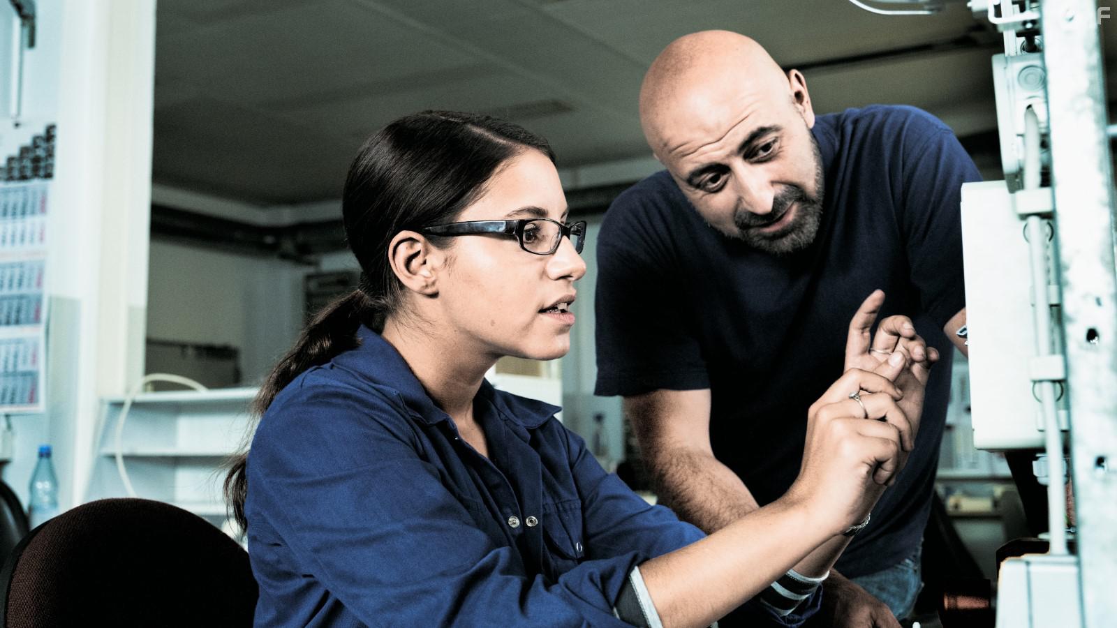 Almila Bagriacik and zgr Karadeniz in Nur eine Frau (2019)