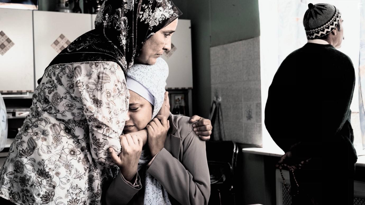 Meral Perin, Mrtz Yolcu, and Almila Bagriacik in Nur eine Frau (2019)