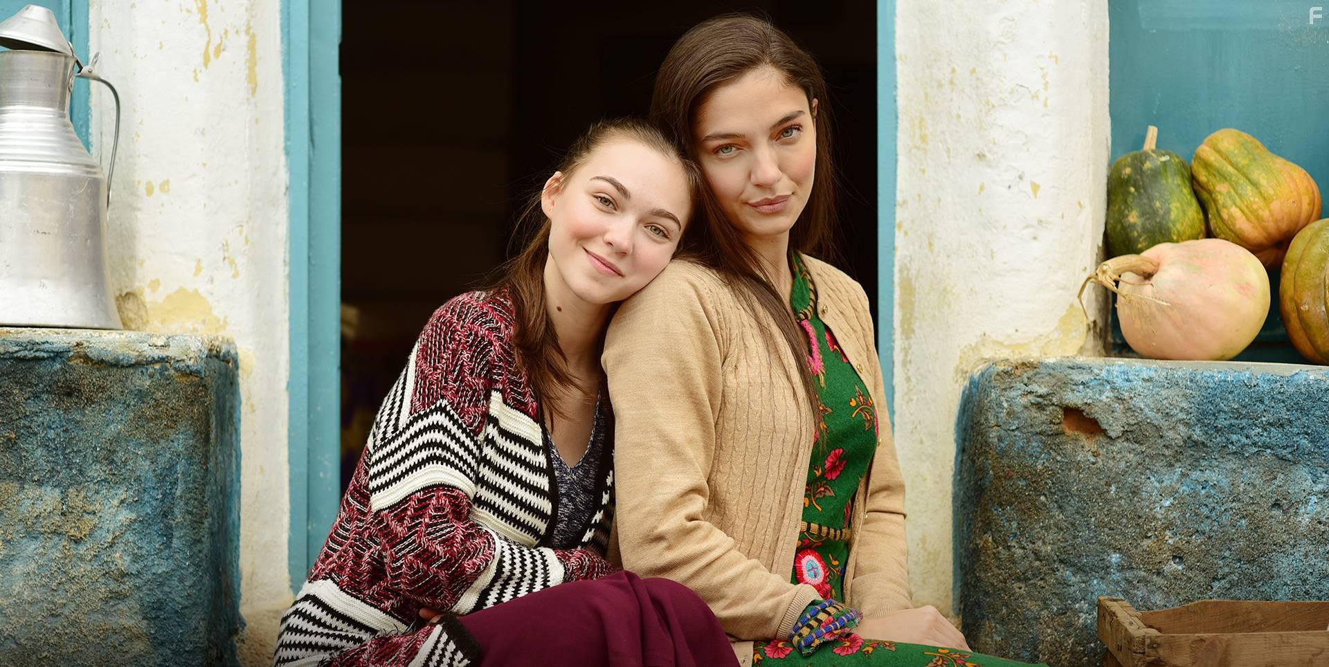Miray Akay and Ceren Yilmaz in Zmrdanka (2020)