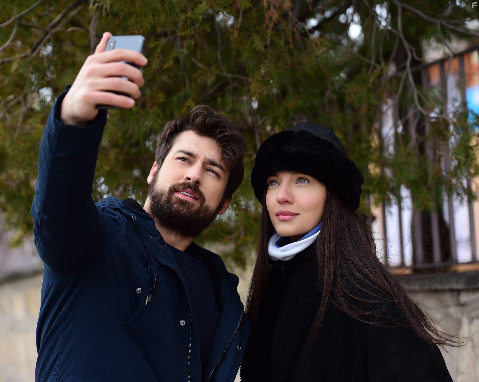 Ceren Yilmaz and Alp Navruz in Zmrdanka (2020)