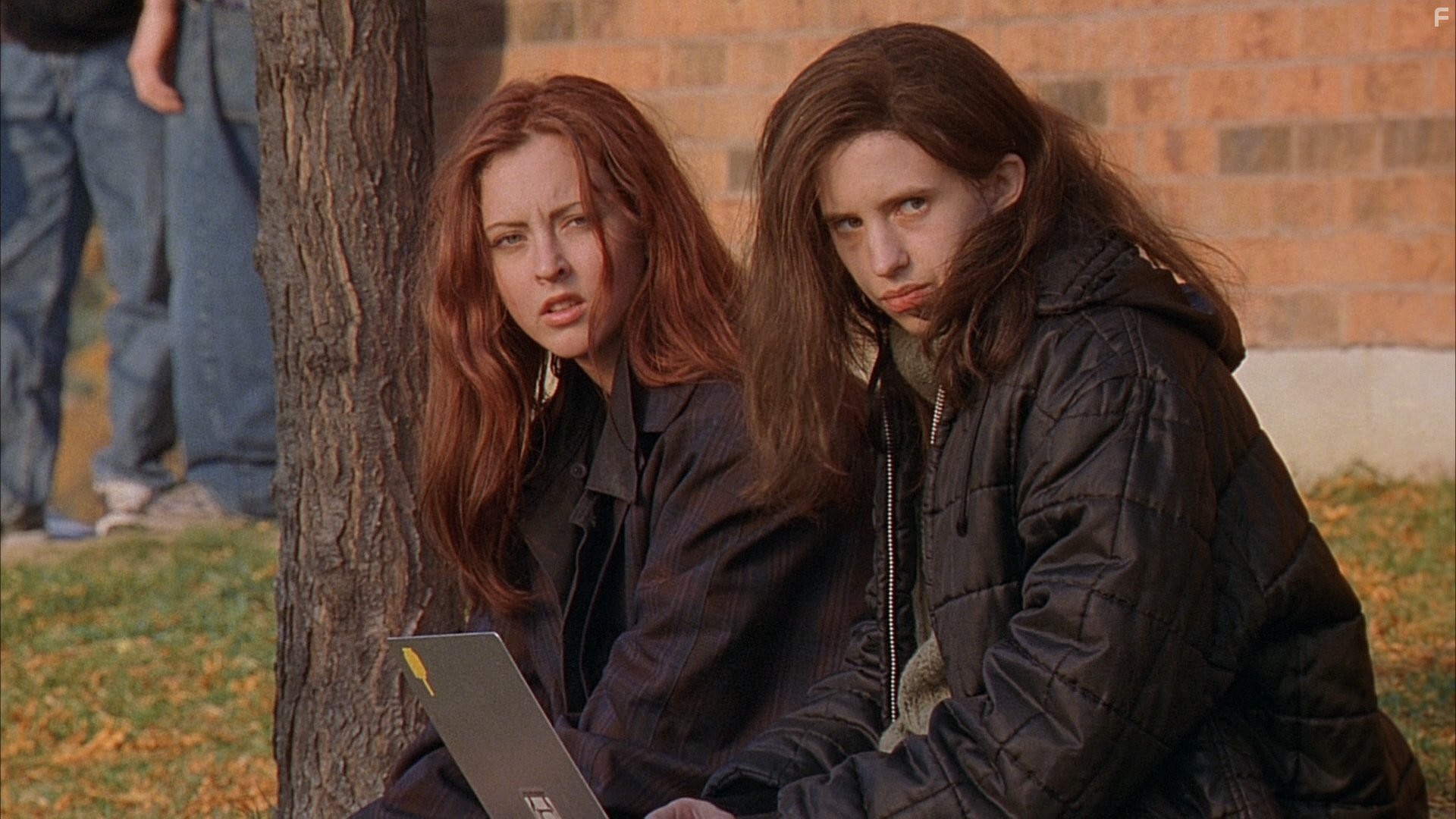 Katharine Isabelle and Emily Perkins in Оборотень (2000)