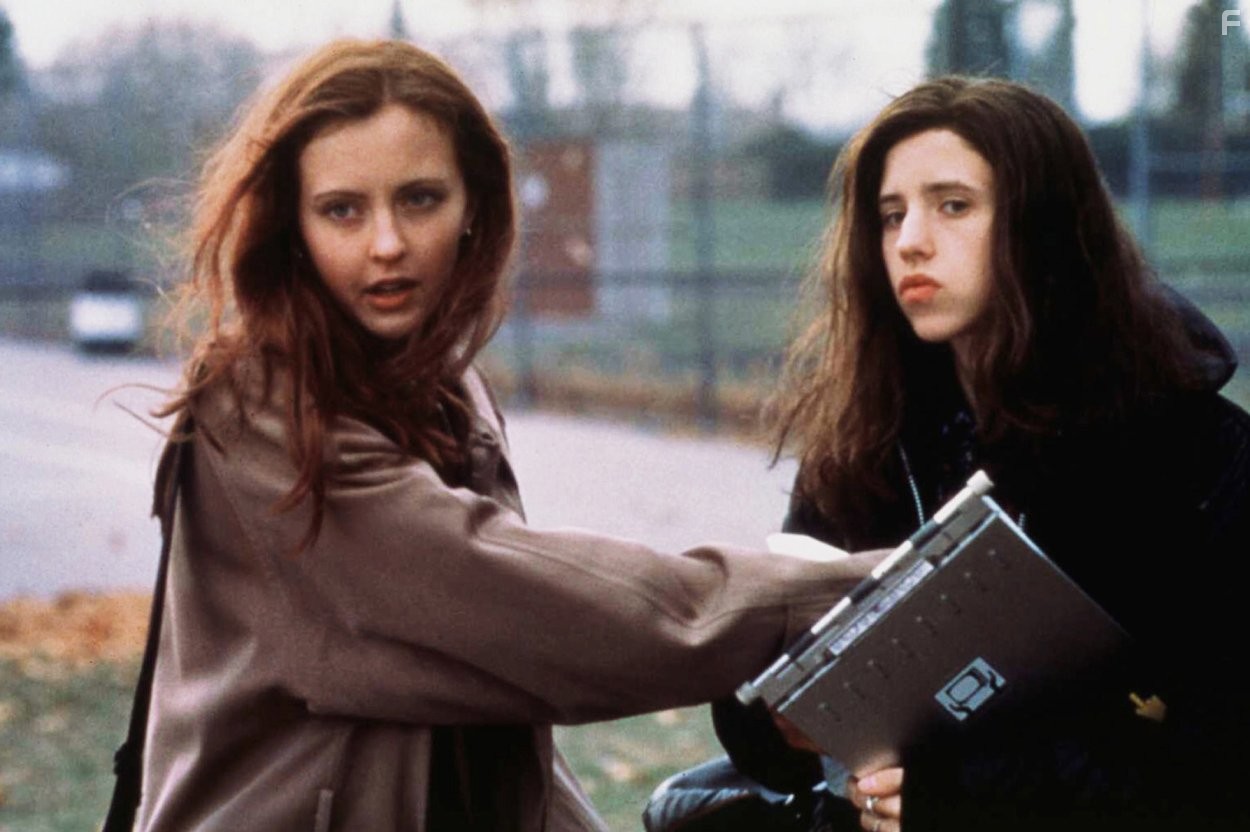 Katharine Isabelle and Emily Perkins in Оборотень (2000)