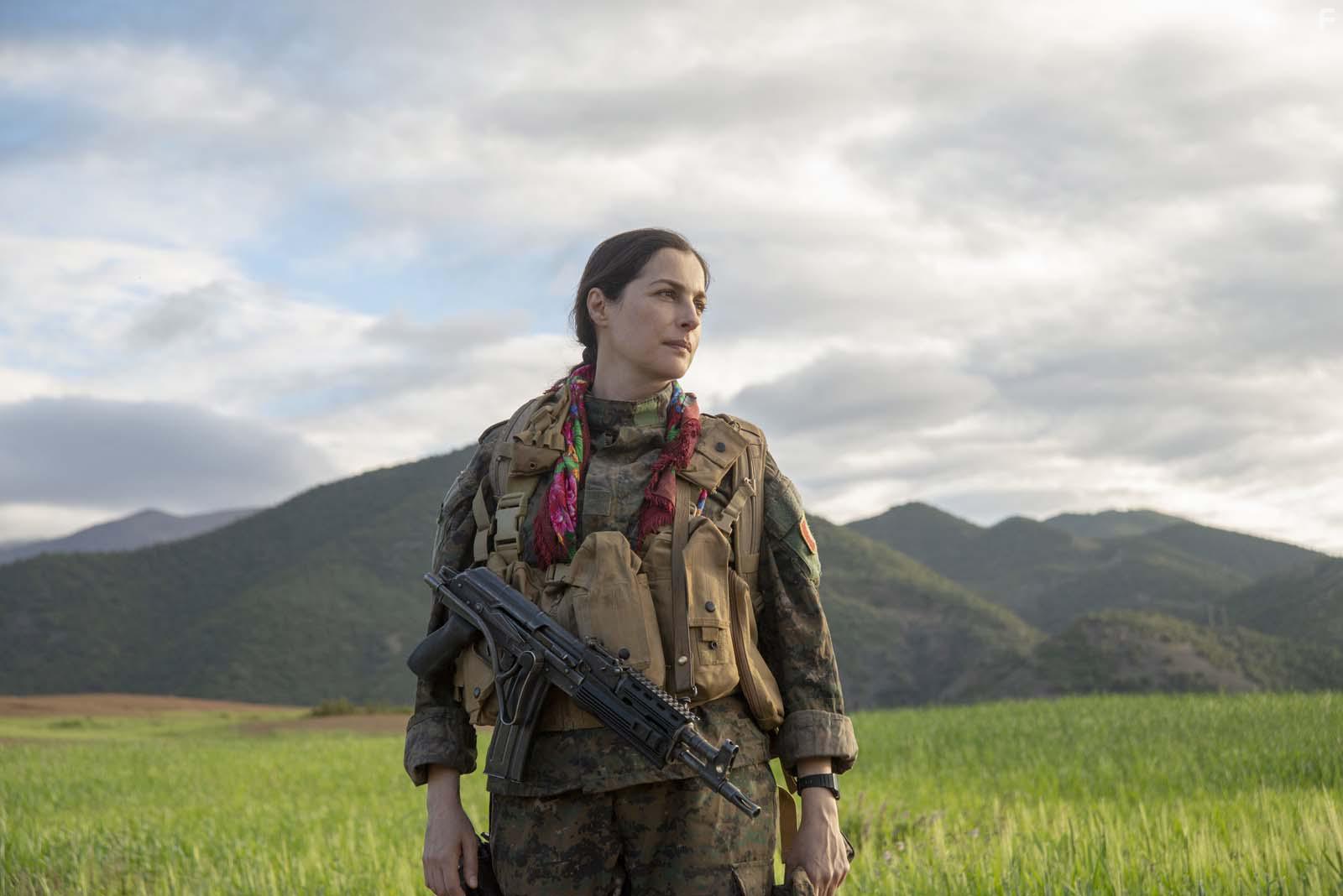 Amira Casar in Soeurs d'armes (2019)