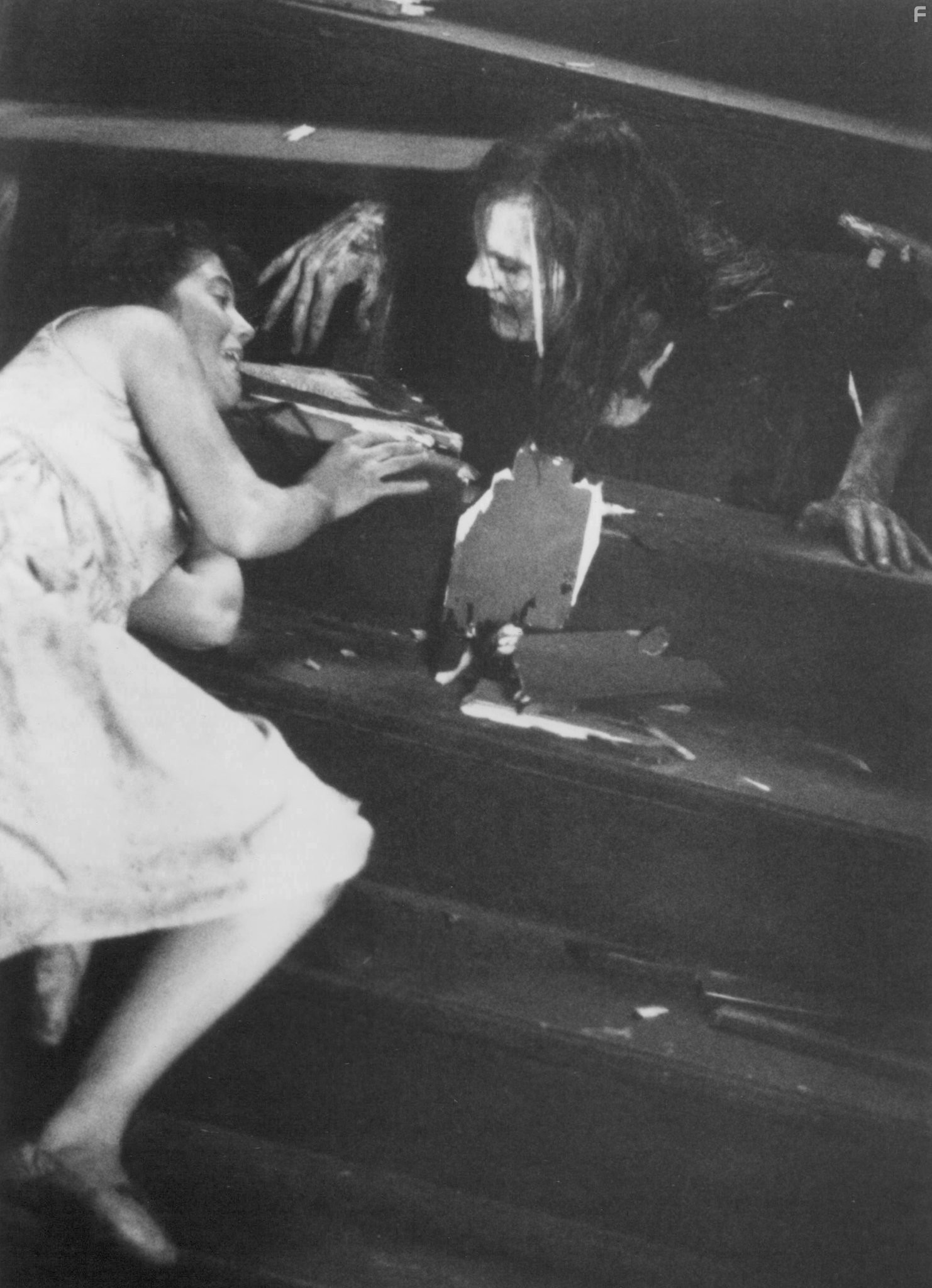 Люди под лестницей