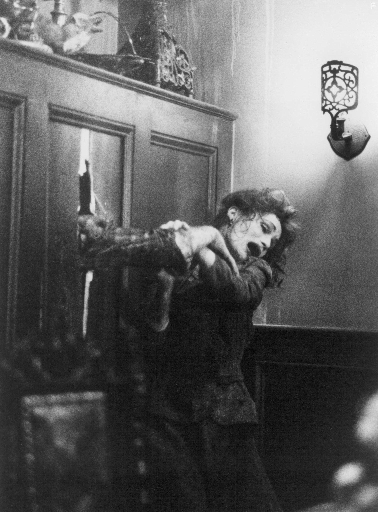 Wendy Robie in Люди под лестницей (1991)