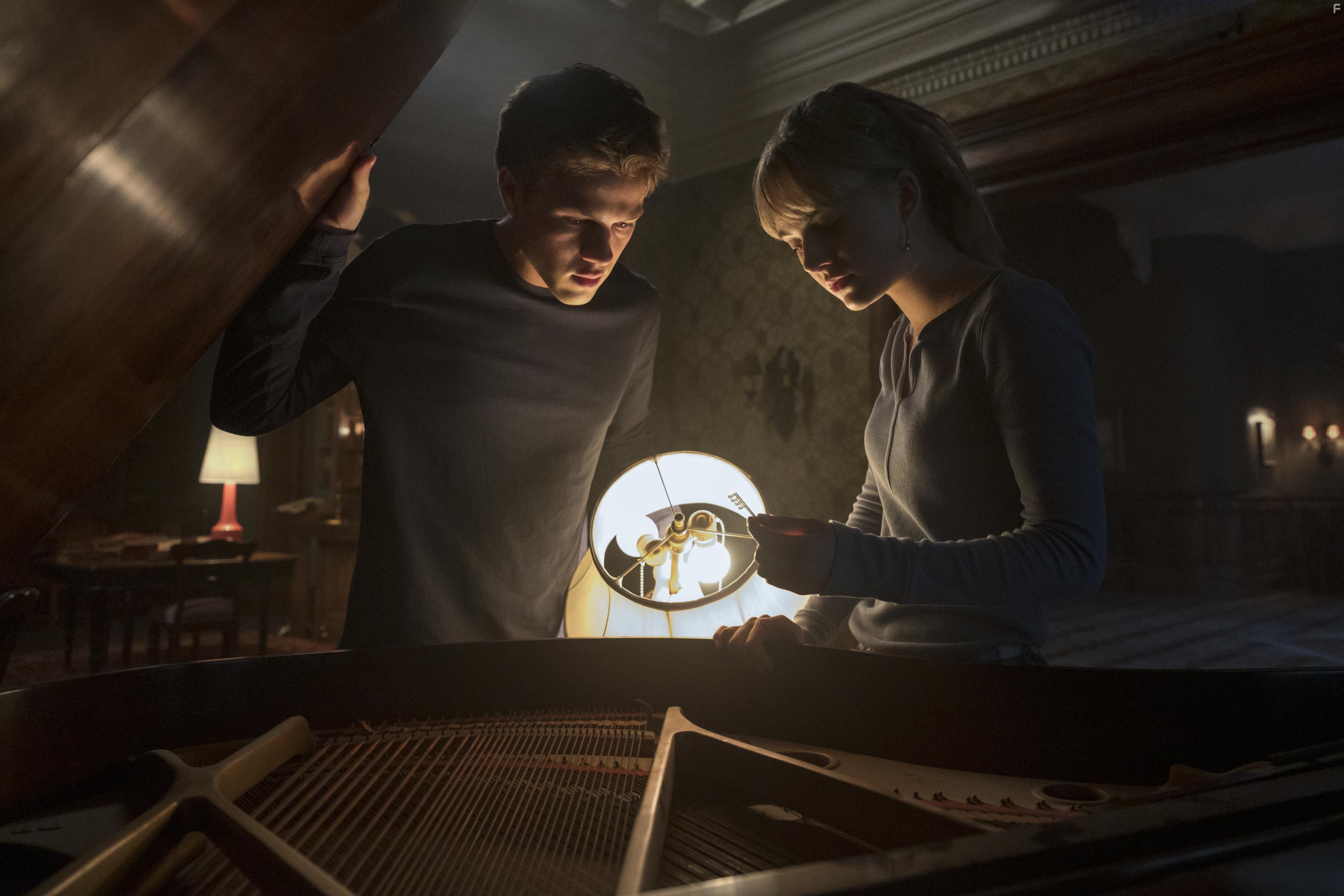 Connor Jessup and Emilia Jones in Locke & Key (2020)