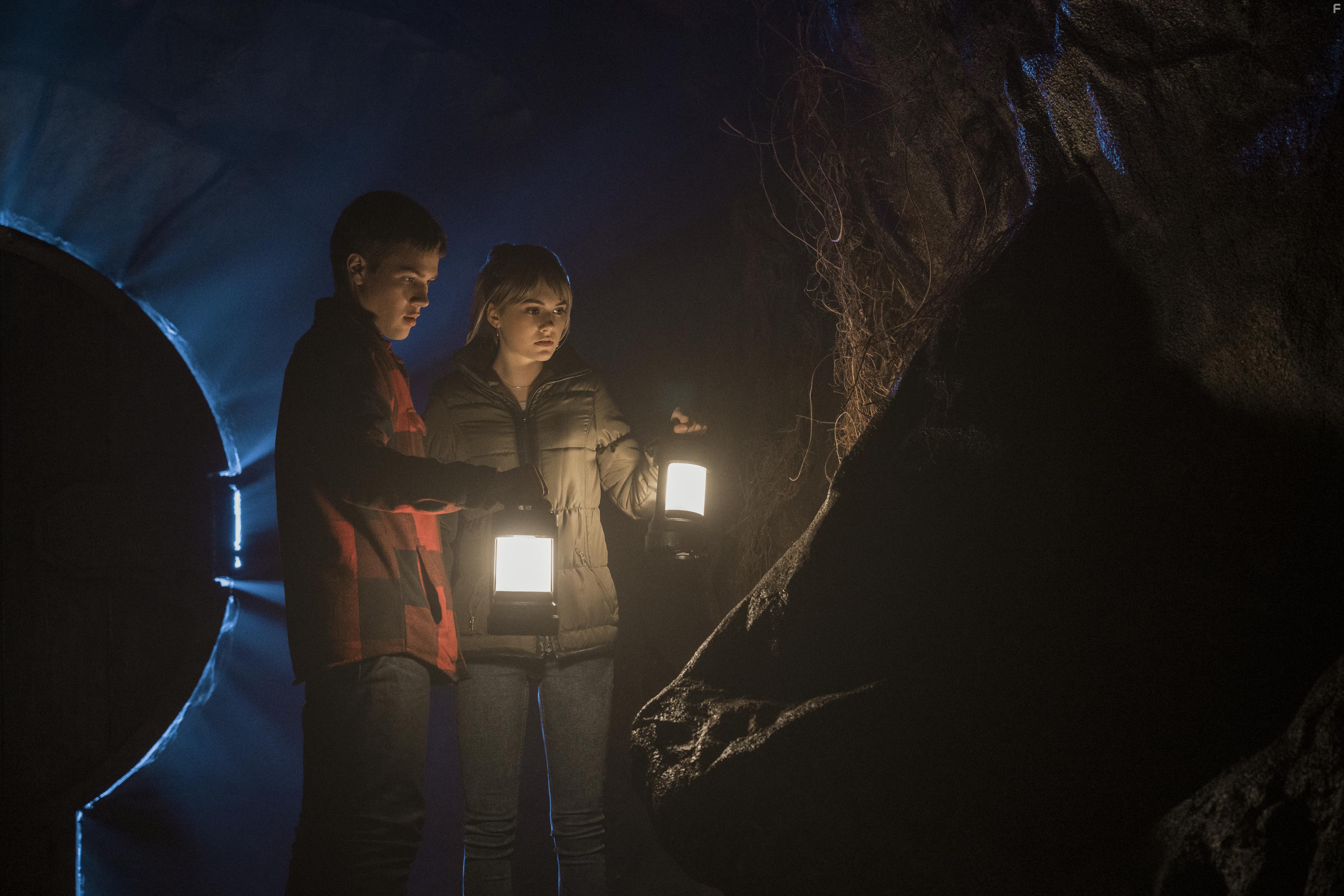Connor Jessup and Emilia Jones in Locke & Key (2020)