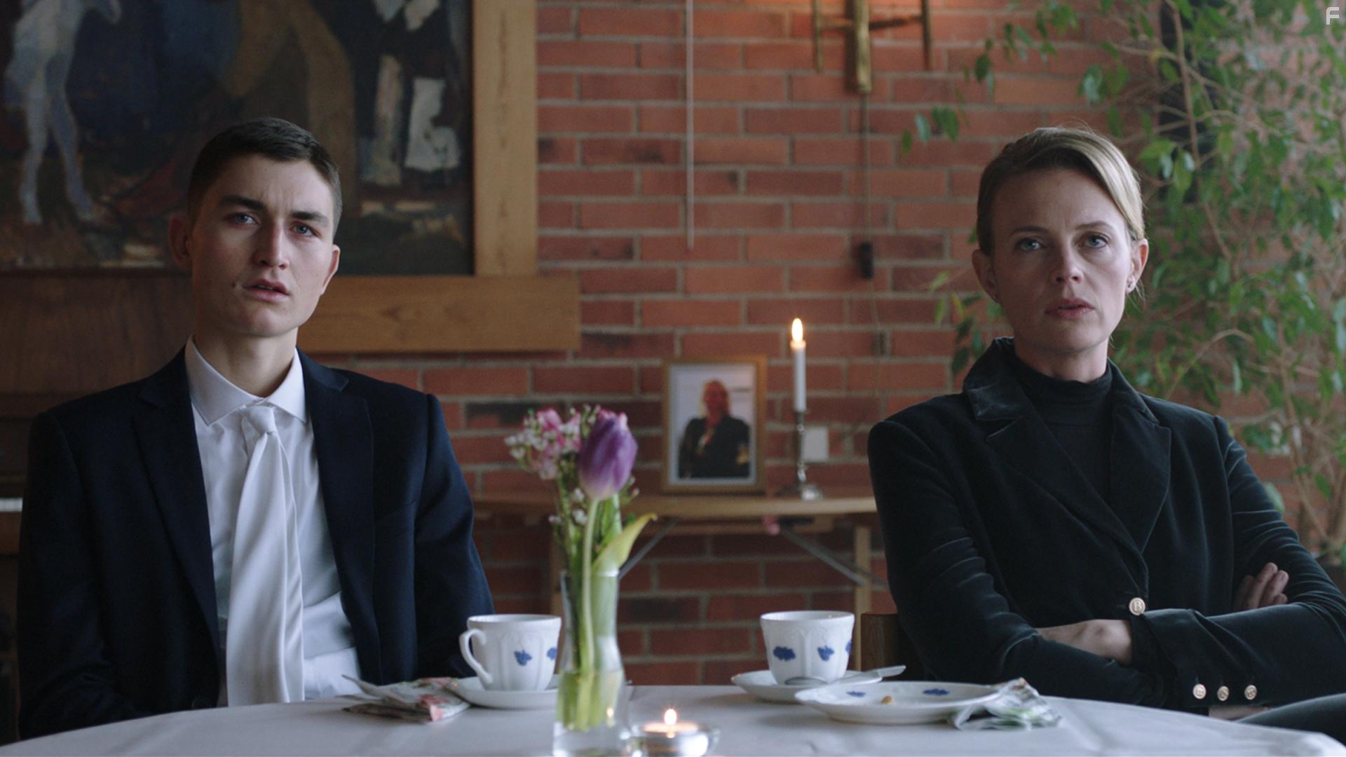 Josephine Bornebusch and Gustav Lindh in lska mig: Det r s mycket knslor nu/A lot of emotions going on (2019)