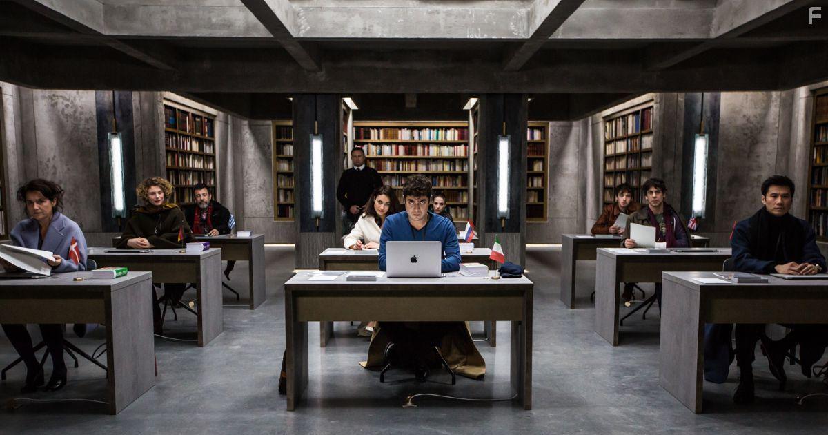 Sidse Babett Knudsen, Manolis Mavromatakis, Eduardo Noriega, Riccardo Scamarcio, Olga Kurylenko, Anna Maria Sturm, Frdric Chau, Maria Leite, and Alex Lawther in Les traducteurs (2019)